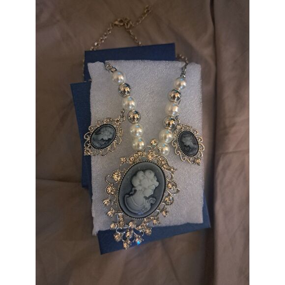 NIB- Beautiful Gray Cameo set with faux pearls & clear crystals - Picture 4 of 8